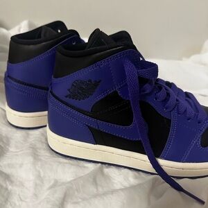 Black/Dark Concord-Sail Women’s Air Jordan 1 Mid size 6